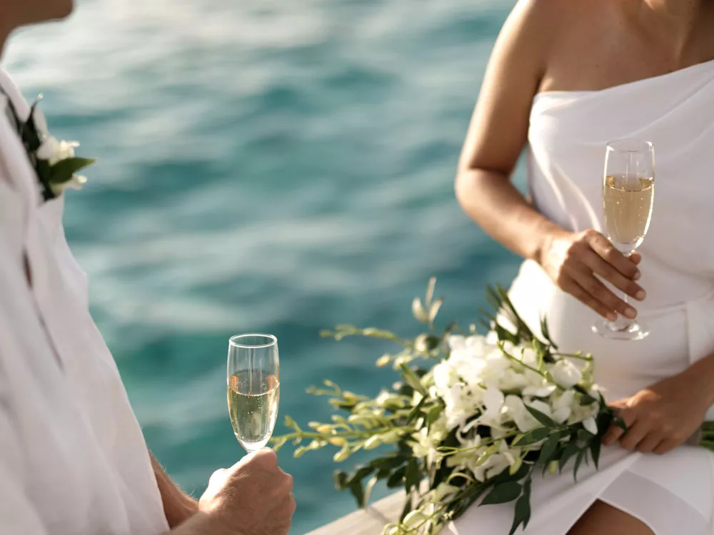 Eine Hochzeit wie im Märchen, umgeben von weissen Stränden, Palmen und kristallinem Ozean. 